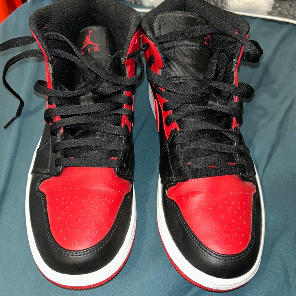 Jordan 1 bred mids